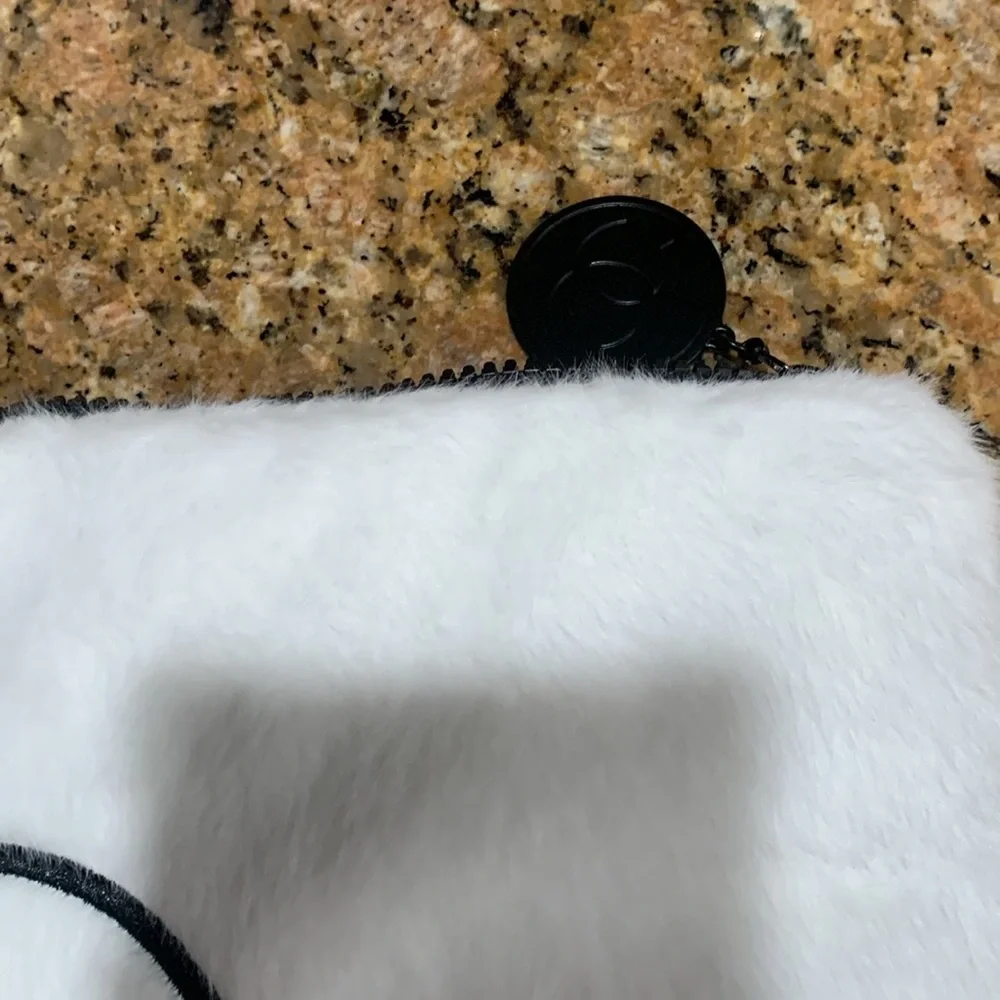 Absolutely adorable authentic rare,collectible white Chanel furry pouch/clutch. - Picture 11 of 17